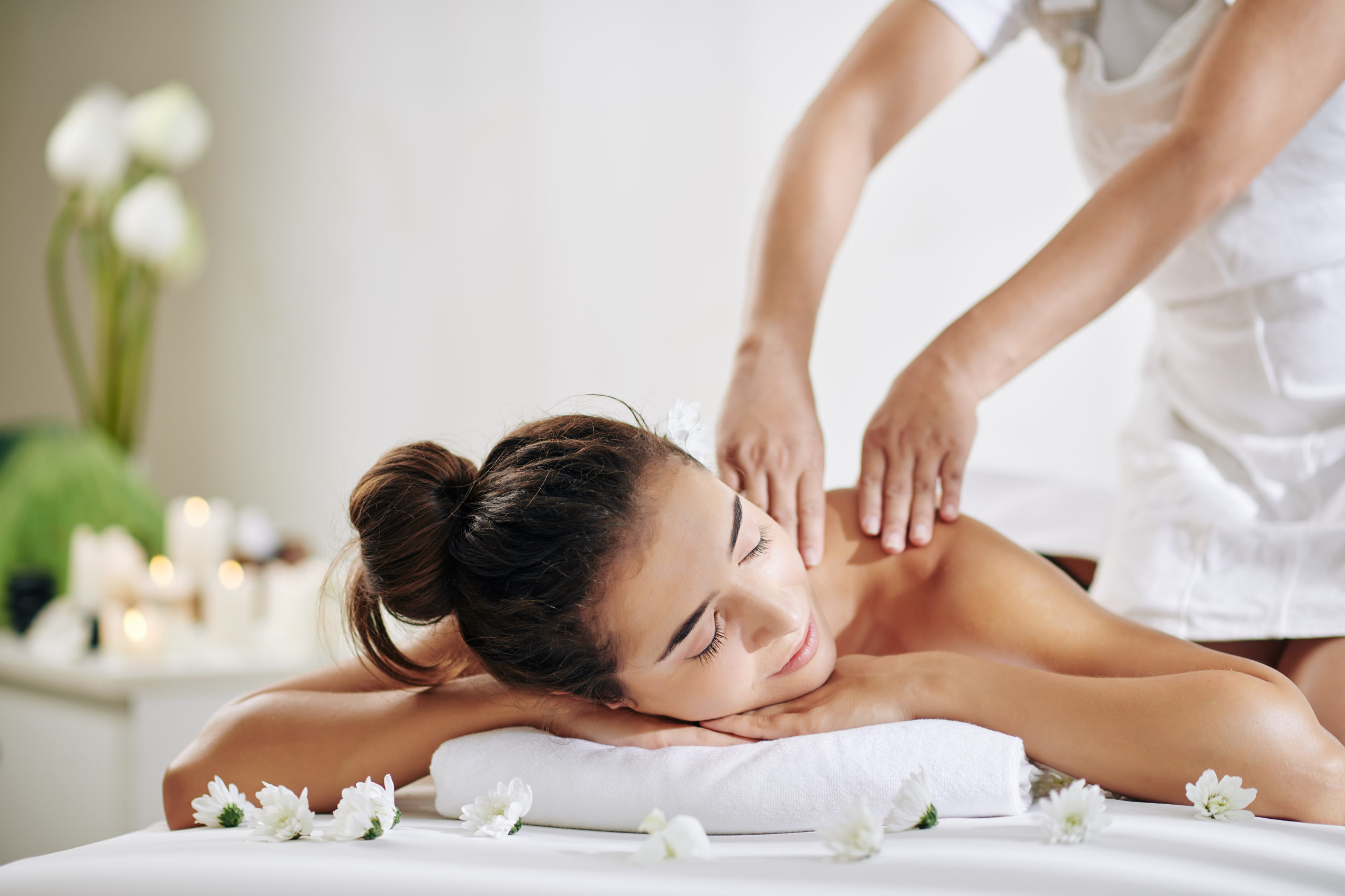5 massage. Лечебный массаж. Массаж тела. Релакс массаж для женщин. Антицеллюлитный массаж спа.